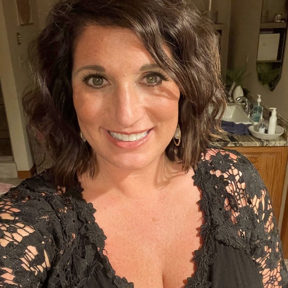 Meet your Posher, April - Picture 1 of 16